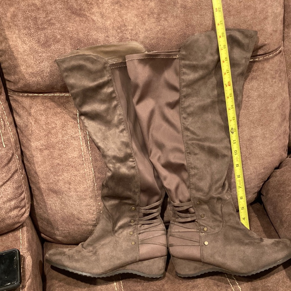 Kate& Leo brown suede boots